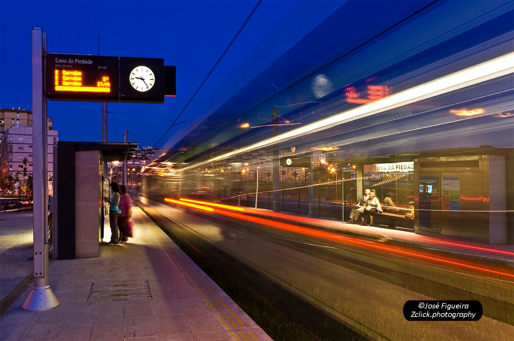 “À passagem do Metro Sul do Tejo – Passing through the South Tejo&nbsp;Metro”