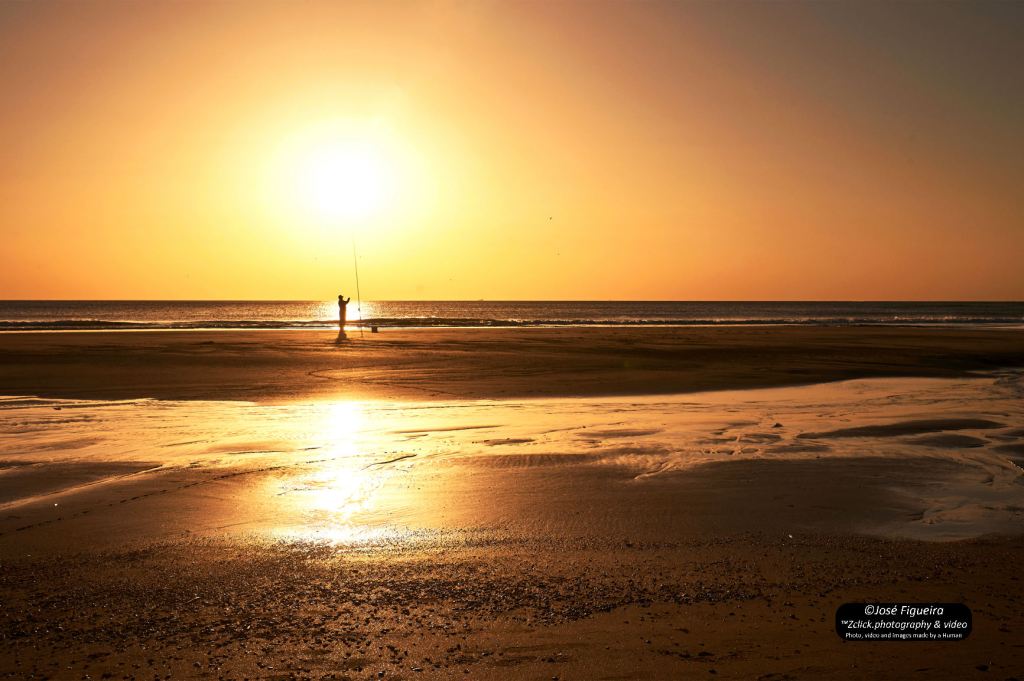 Sozinho na praia? Não e nunca na companhia do sol e do mar – Alone on the beach? No and never in the company of the sun and the&nbsp;sea
